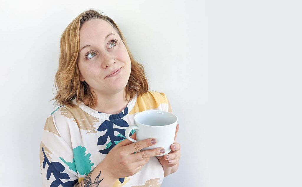 Stephanie Koslowski mit Kaffeetasse in den Händen – Windrich & Sörgel