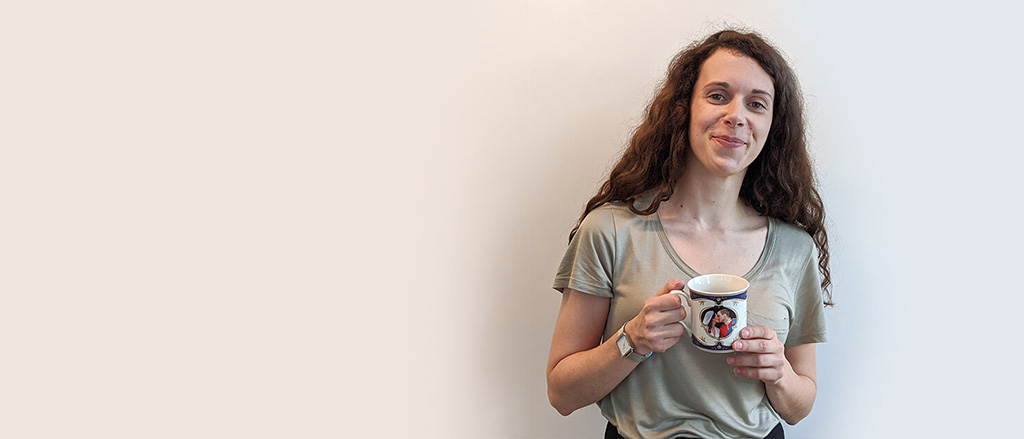 Nina Kassner mit Kaffeetasse in der Hand – Windrich & Sörgel