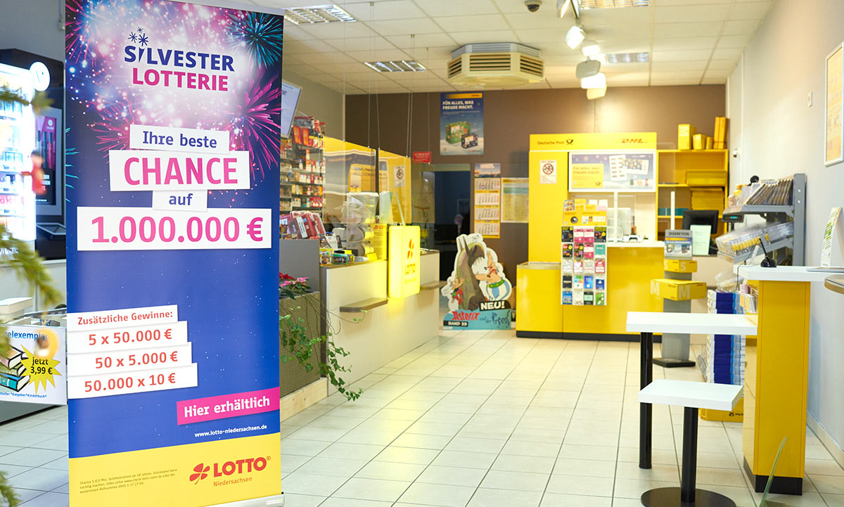 Plakat der Lotto Niedersachsen Silvesterlotterie in einer Verkaufsstelle