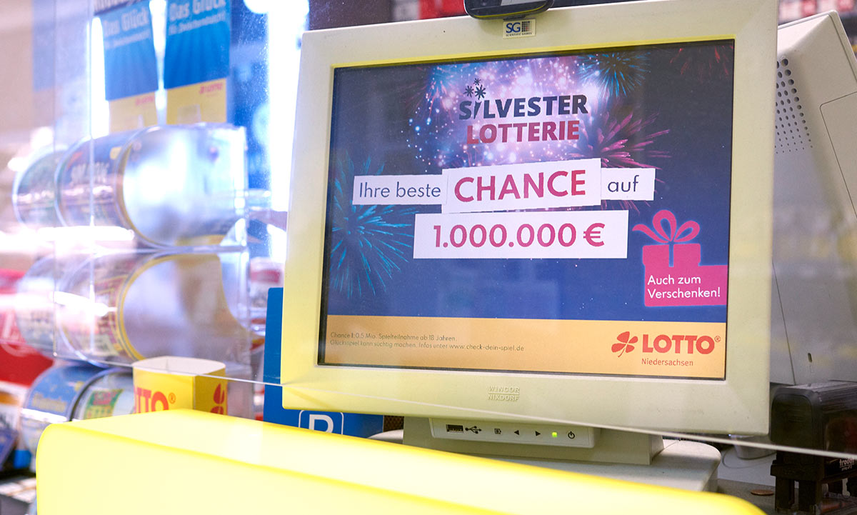 Plakat der Lotto Niedersachsen Silvesterlotterie in einer Verkaufsstelle