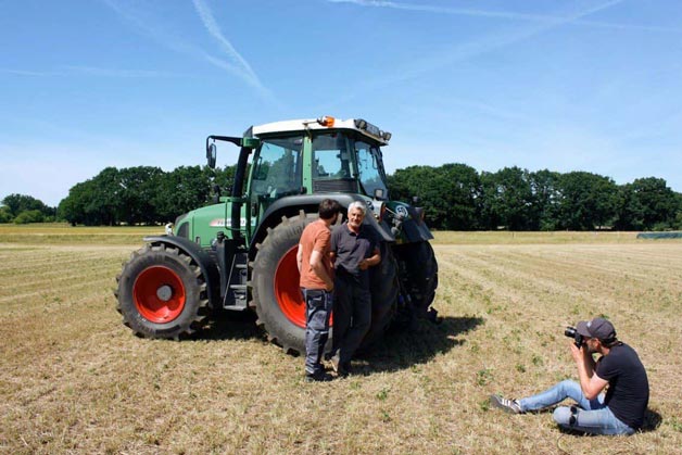 Aufnahmen auf dem Feld: Landwirte vor einem Traktor zu sehen - Windrich & Sörgel