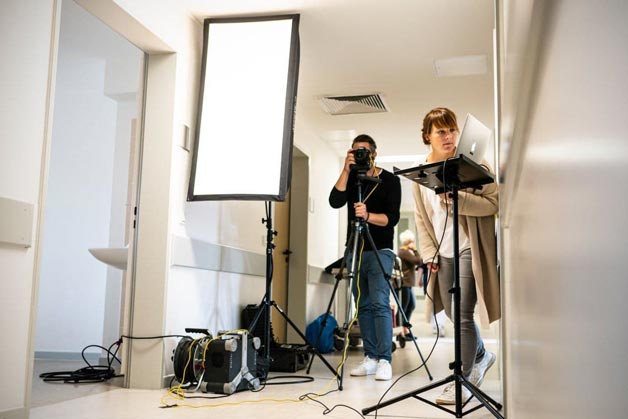 Team aus Fotograf und Kreation bei Bildaufnahmen im St. Elisabeth-Krankenhaus Salzgitter - Windrich & Sörgel