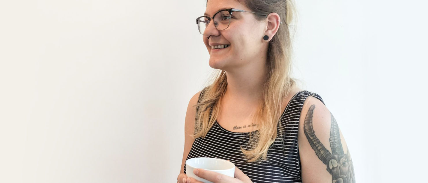 Laura Heyne mit Kaffeetasse in den Händen – Windrich & Sörgel