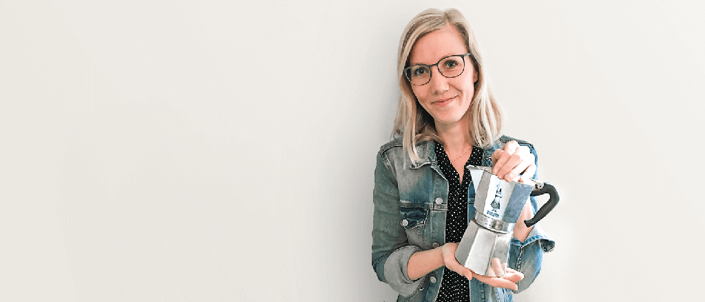 Lena Schanz mit Kaffeekanne in den Händen – Windrich & Sörgel