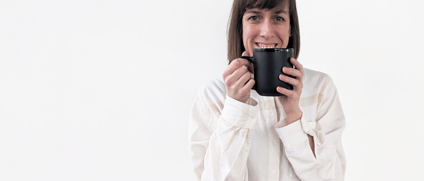 Tässchen Tacheles: Katrin mit Kaffeetasse