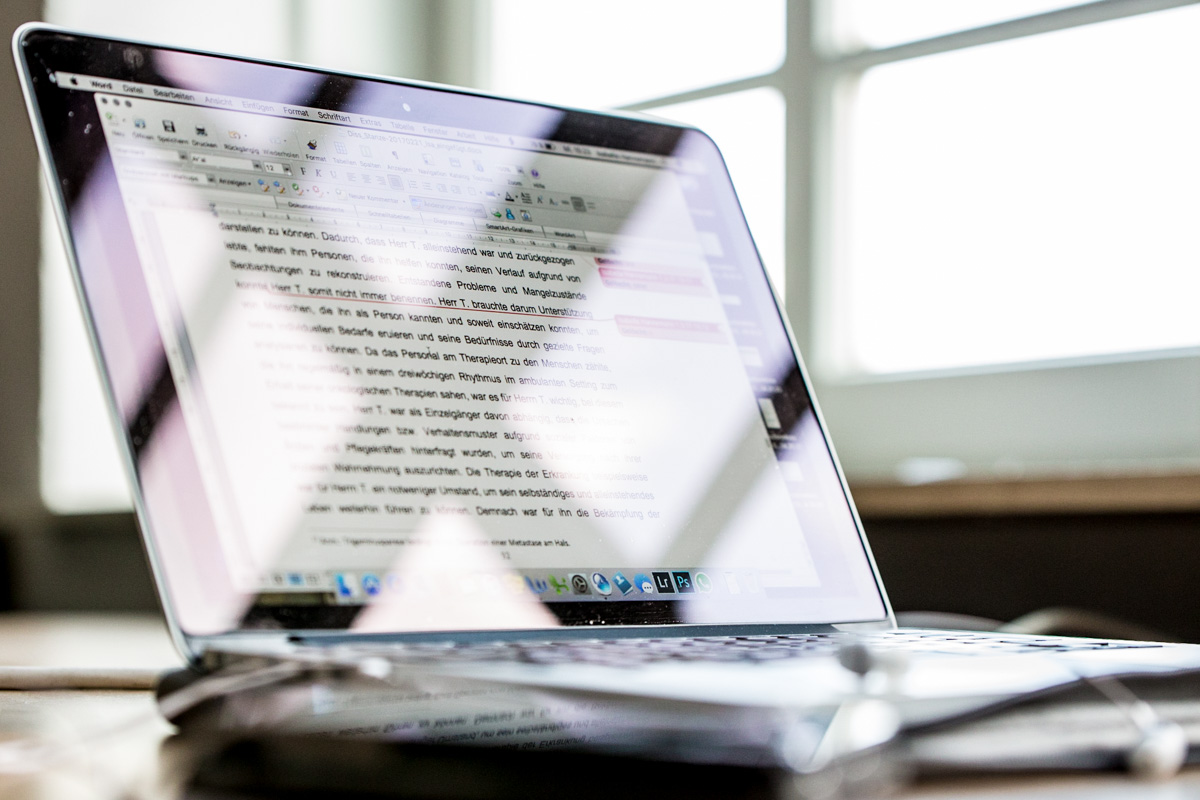 Text auf dem Bildschirm eines MacBooks