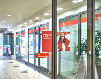 POS-Scheibenkleber zur Giro-Kampagne – Windrich & Sörgel