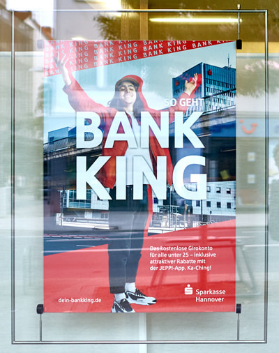 Foto eines Bank King-Plakates – Windrich & Sörgel